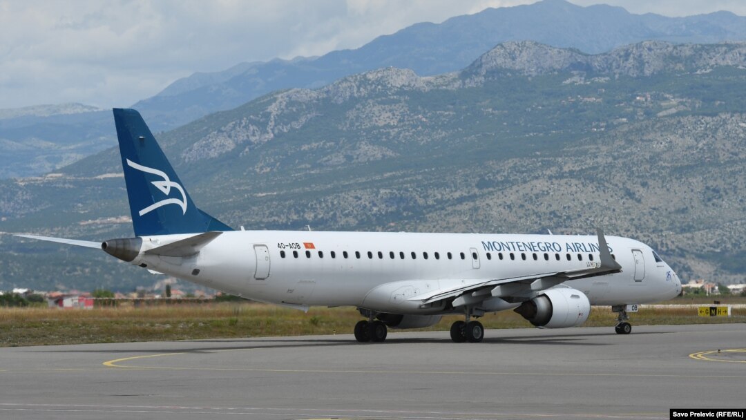 Avion Montenegro erlajnsa na pisti u Podgorici, 12. juna 2020. (Foto: RFE/RL)