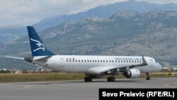 Avion Montenegro erlajnsa na pisti u Podgorici, 12. juna 2020. (Foto: RFE/RL)