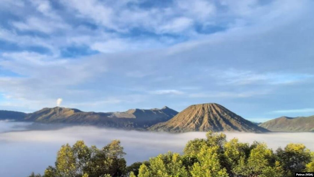 Kawasan wisata Bromo Tengger Semeru yang menjadi Ikon Jawa Timur akan menjadi salah satu kawasan yang dikembangkan sesuai Petpres 80 Tahun 2019 (Foto: VOA/ Petrus Riski)