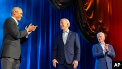 조 바이든(가운데) 미국 대통령이 28일 뉴욕 라디오시티 뮤직홀에서 대선 모금 행사에 참석하고 있다. 왼쪽은 바락 오바마 전 대통령, 오른쪽은 빌 클린턴 전 대통령.