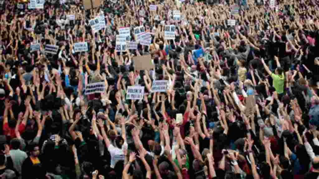 La gente toma parte en una manifestación en Madrid, 17 de mayo 2011.