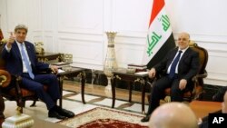 Sekretè Deta John Kerry (agoch) leve gwo pous li anlè (pozitif) pandan Premye Minis irakyen an, Haidar al-Abadi, tap resevwa li nan palè primati a nan Bagdad, nan jounen vandredi 8 avril 2016 la. (Foto: Jonathan Ernst/Pool Photo via AP).