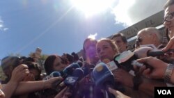 Después de votar Lilian Tintori agradeció la presencia de los expresidentes Andrés Pastrana y Jorge Quiroga como observadores. [Foto: Alvaro Algarra, VOA].