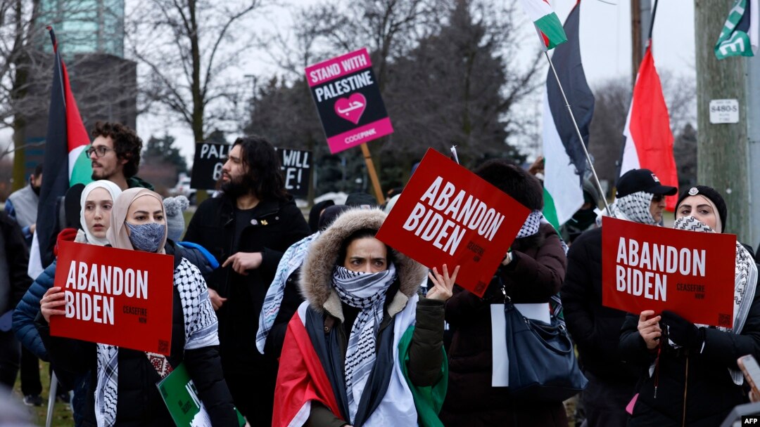 Warga Michigan pendukung Palestina melakukan aksi unjuk rasa di luar tempat Presiden AS Joe Biden berbicara kepada anggota serikat pekerja otomotif "United Auto Workers" (UAW) di Warren, Michigan, Kamis 1 Februari 2024. 