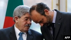 Le Premier algérien Ahmed Ouyahia, à gauche, et son homologue français Edouard Philppe à Matignon, Paris, France, 7 décembre 2017.