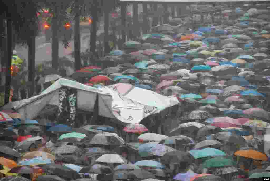 數十萬港人在參與7-1大遊行期間遇上大暴雨