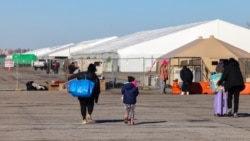 Para migran yang tiba beberapa hari lalu dari Eagle Pass, Texas, berjalan menuju tempat penampungan migran di Floyd Bennett Field, bekas bandara militer di Brooklyn, New York, 3 Februari 2024. (Charly TRIBALLEAU / AFP)