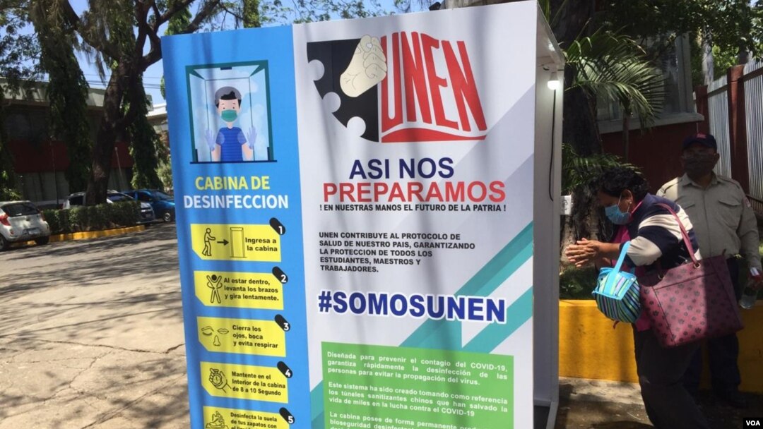 La Organización Mundial de la Salud (OMS) no recomienda el uso de túneles u otras estructuras físicas (cabinas, gabinetes, puertas) con rociado de productos para la desinfección. 