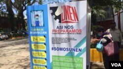 La Organización Mundial de la Salud (OMS) no recomienda el uso de túneles u otras estructuras físicas (cabinas, gabinetes, puertas) con rociado de productos para la desinfección. 