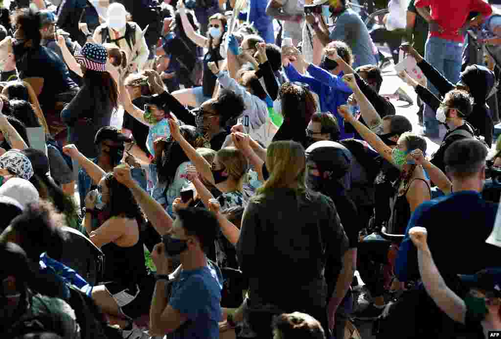 Manifestantes que protestan por la muerte de George Floyd se re&#250;nen cerca de la Casa Blanca el 1 de junio de 2020 en Washington, D.C.