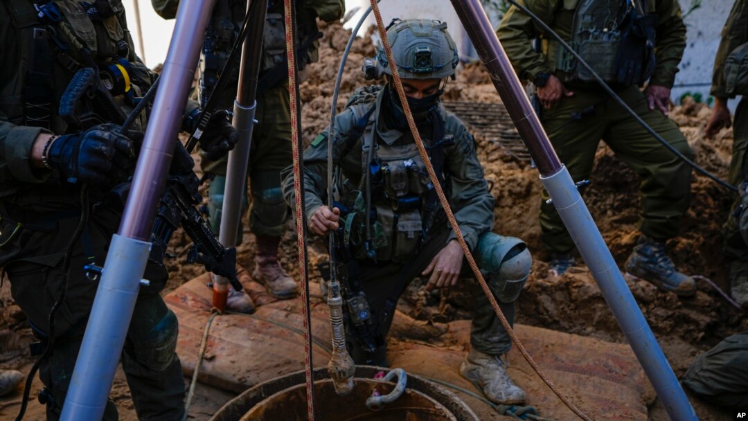 Soldados das FDI preparando entrada em túnel sob edifício da UNRWA