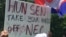 បាតុករ​មក​ពី​រដ្ឋ​ជាច្រើន​ក្នុង​សហរដ្ឋ​អាមេរិក កំពុង​តែ​ជួបជុំ​គ្នា​តវ៉ា​នៅ​ខាងមុខ​រដ្ឋ​សភា​សហរដ្ឋ​អាមេរិក​ដើម្បី​សុំ​ឱ្យ​មាន​​​អន្តរាគមន៍​បញ្ឈប់​ការ​រំលោភសិទ្ធិ​មនុស្ស​នានា​ក្នុង​ប្រទេស​កម្ពុជា នៅរដ្ឋ​ធានី​វ៉ាស៊ីនតោន​ កាលពី​ថ្ងៃសុក្រ ទី១០ ខែមិថុនា ឆ្នាំ២០១៦។ (ហឿន សុភ័ក្ត្រ/VOA) 