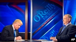 Bill O'Reilly saat mewawancarai calon presiden dari Partai Republik, Donald Trump, di acara "The O'Reilly Factor," di New York, November 2015. (Foto:Dok)