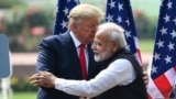 Tadašnji predsjednik SAD Donald Trump pozdravlja se s indijskim premijerom Narendrom Modijem tokom konferencije za novinare u Hyderabad House u New Delhiju 25. februara 2020.