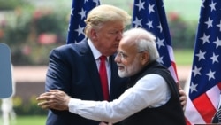 Presiden AS Donald Trump berpelukan dengan PM India Narendra Modi pada pertemuan di Hyderabad House di New Delhi, 25 Februari 2020 (foto: dok). 