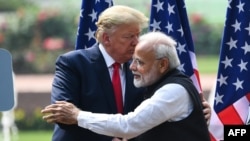 FILE - Presiden Donald Trump berjabat tangan dengan Perdana Menteri India Narendra Modi selama konferensi pers bersama di Hyderabad House di New Delhi, 25 Februari 2020.