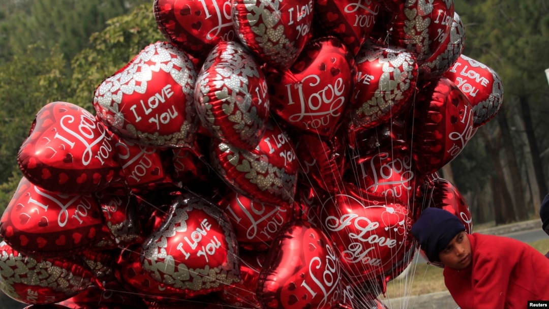 Seorang anak laki-laki menjual balon berbentuk hati pada Hari Valentine di Islamabad, Pakistan, 14 Februari 2017. (REUTERS/Faisal Mahmoo)