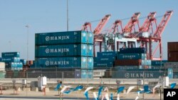 Peti-peti kemas milik perusahaan Korea Selatan Hanjin Shipping Co. di Pelabuhan Long Beach, California (1/9). 