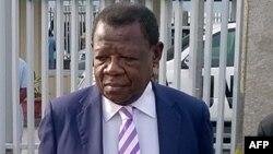 Le ministre des Affaires étrangères de la République Démocratique du Congo, Alexis Thambwe Mwamba, à gauche, rencontre le ministre des Médias et de la Communication et le porte-parole du gouvernement congolais Lambert Mende lors de la remise de la détenti