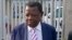 Le ministre des Affaires étrangères de la République Démocratique du Congo, Alexis Thambwe Mwamba, à gauche, rencontre le ministre des Médias et de la Communication et le porte-parole du gouvernement congolais Lambert Mende lors de la remise de la détenti