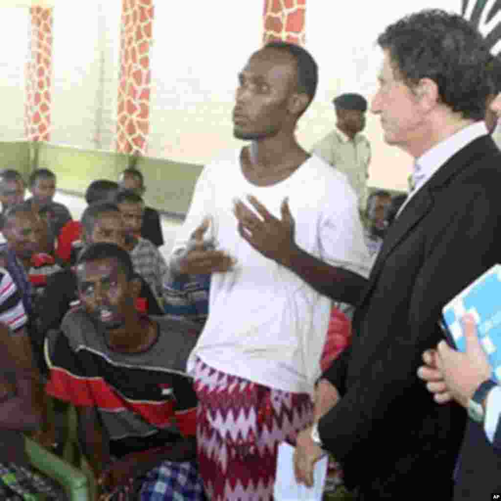 Mshauri maalum wa katibu mkuu wa Umoja wa Mataifa kwa ajili ya uharamia Jack Lang,kutoka Ufaransa, (kulia) akimsikiliza mtuhumiwa mmoja wa uharamia anaeshikiliwa katika jela la Shimo la Tewa Mombasa, Kenya, 11 Oct 2010
