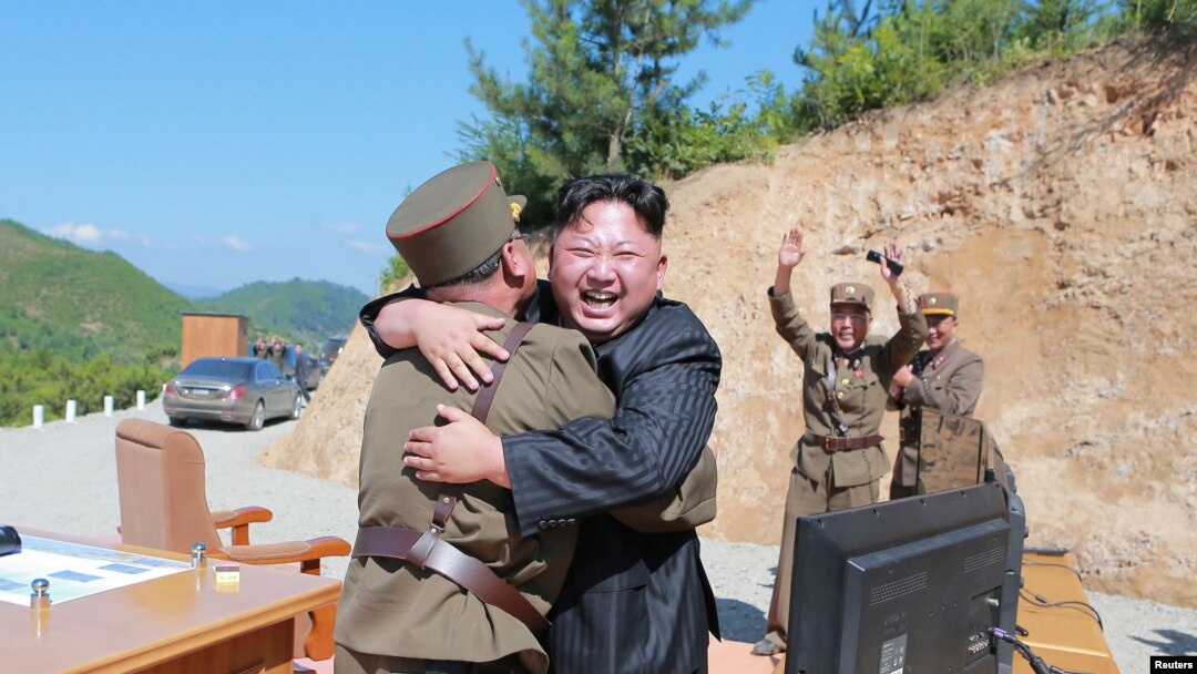北韓領導人金正恩在洲際彈道導彈“哈桑十四號”測試發射成功後，與技術人員擁抱(2017年7月5日)