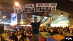 香港学生和市民周一晚继续在金钟集会 (美国之音图片/海彦拍摄)