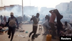 Des manifestants dispersés à coup de gaz lacrymogène à Nouakchott, Mauritanie, 26 mai 2012. 