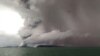 Dalam gambar yang diambil pada 26 Desember 2018 dari sebuah kapal yang melintas di Selat Sunda, tampak Gunung Anak Krakatau erupsi. (Foto: AFP).