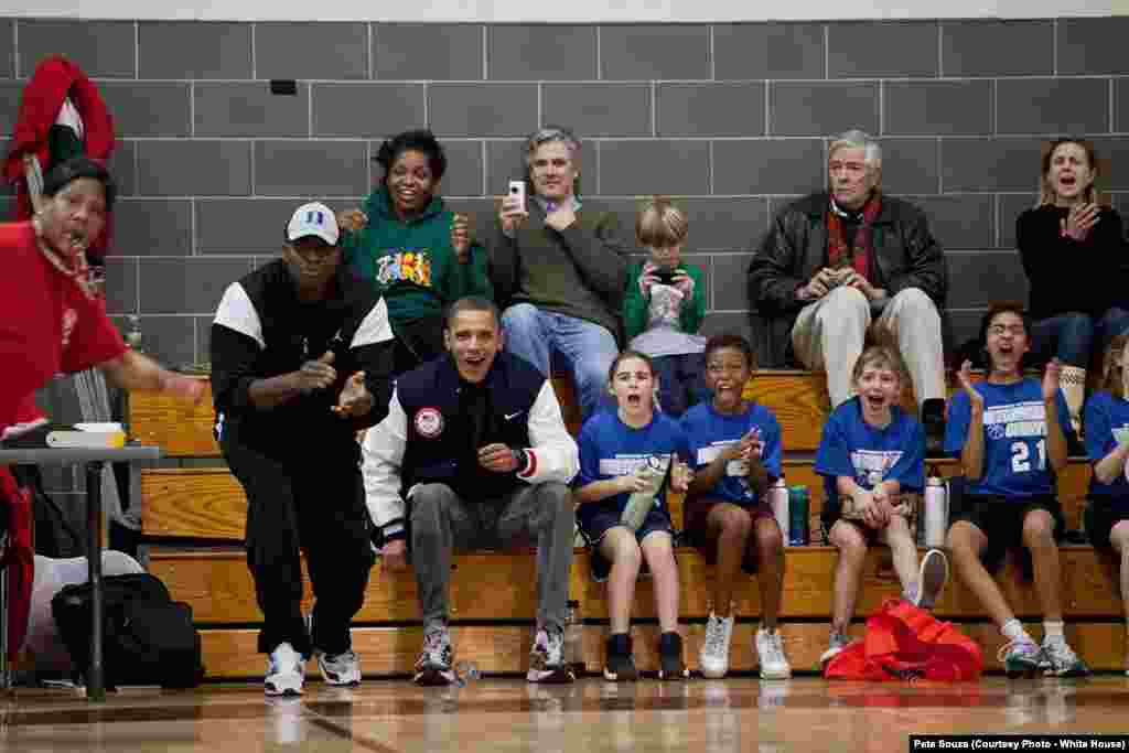 Le président remplace les entraîneurs absents lors d'un match à l'école de sa fille, Sasha, le 5 février 2011. (Official White House Photo by Pete Souza)