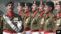A Pakistani honor guard stands at attention at military headquarters in Rawalpindi, Pakistan, November 27, 2007. (file photo)