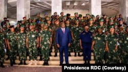 Président Félix Tshisekedi kati na bakambi ya mampinga na ya police na Palais ya nation, Kinshasa, 1er décembre 2020. (Pérsidence RDC)