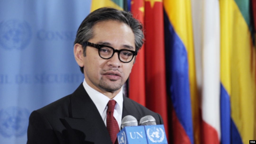 Menteri Luar Negeri Marty Natalegawa: ASEAN yakin sanksi ekonomi yang sudah berlangsung lama terhadap Burma itu harus dicabut.