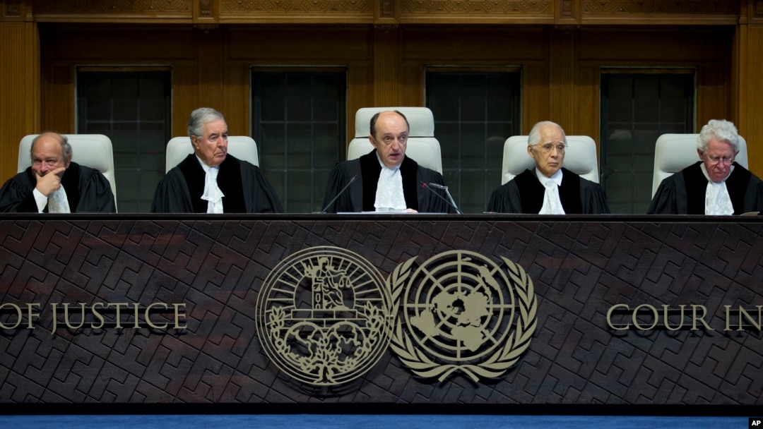 Hakim ketua Peter Tomka (tengah), Slovakia mulai membaca keputusan Pengadilan Dunia di Den Haag, Belanda, 3 Februari 2015. (Foto: dok). Majelis Umum dan Dewan Keamanan PBB, Kamis (10/11) memilih empat hakim untuk Mahkamah Internasional (ICJ).