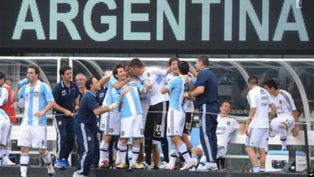 Lionel Messi dipeluk oleh rekan-rekan timnya setelah mencetak gol yang membawa kemenangan Argentina atas Brazil, 4-3, Juni lalu (foto: dok).