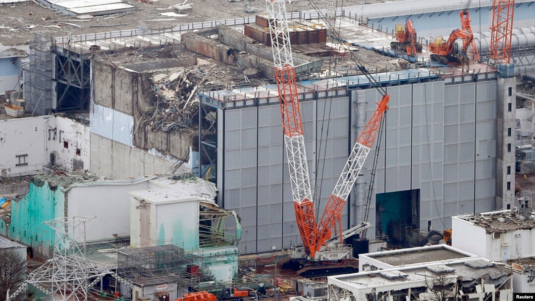 Gambar reaktor No.3 PLTN Fukushima Daiichi dilihat dari udara, 18 Juli 2013 (Foto: dok). TEPCO, operator PLTN Fukushima melaporkan sebuah tangki fasilitas itu telah membocorkan sekitar 300 ton air yang sangat tercemar, Selasa (20/8).