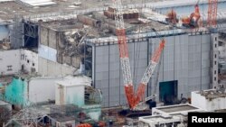 Gambar reaktor No.3 PLTN Fukushima Daiichi dilihat dari udara, 18 Juli 2013 (Foto: dok). TEPCO, operator PLTN Fukushima melaporkan sebuah tangki fasilitas itu telah membocorkan sekitar 300 ton air yang sangat tercemar, Selasa (20/8).