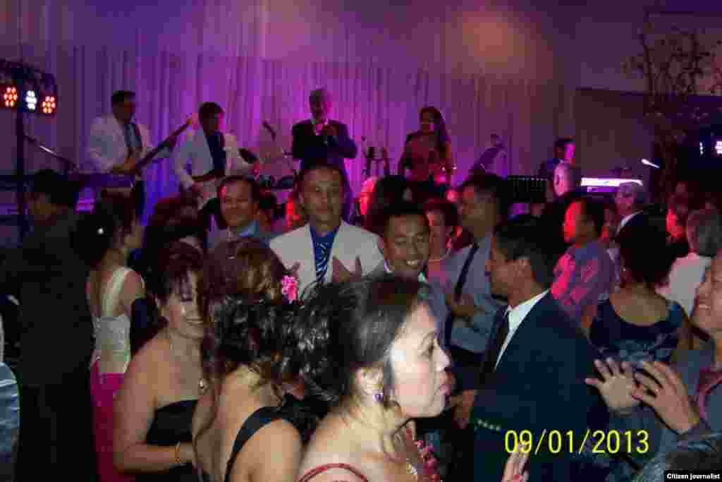 ກຳ​ລັງ​ຟ້ອນ​ມ່ວນ