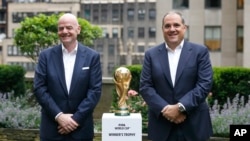 FIFA Başkanı Gianni Infantino (solda) ve Başkan Yardımcısı Vittorio Montagliani (sağda) New York'ta FIFA Dünya Kupası kupasıyla birlikte- 16 Haziran 2022. (ARŞİV)