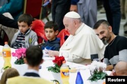 Paus Fransiskus makan siang bersama dengan orang-orang miskin, pada Hari Orang Miskin Sedunia di Vatikan, 13 November 2022. (Foto: REUTERS/Remo Casilli)