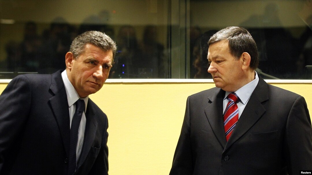 Ante Gotovina (kiri), mantan komandan tentara Kroasia dan Mladen Markac, mantan komandan polisi Kroasia dalam ruang sidang Mahkamah Internasional di Den Haag (16/11). Mahkamah Internasional telah membebaskan kedua jendral ini dari tuduhan sebagai pelaku kejahatan perang Balkan 1991-1995.
