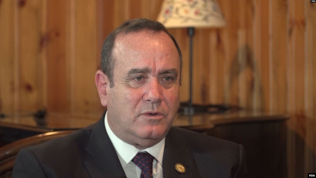 El presidente electo de Guatemala, Alejandro Giammattei, arribo a Caracas en un vuelo precedente de Panamá.