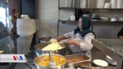 خانمێک بە خواردنە کوردەواریەکانی لەناو شاری هەولێر سەرنجی خەڵک بۆ خۆی ڕادەکێشێت