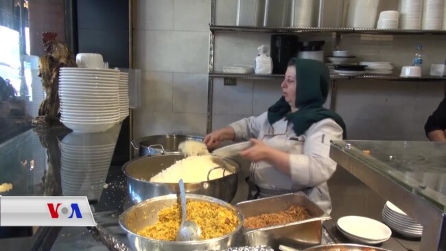 خانمێک بە خواردنە کوردەواریەکانی لەناو شاری هەولێر سەرنجی خەڵک بۆ خۆی ڕادەکێشێت