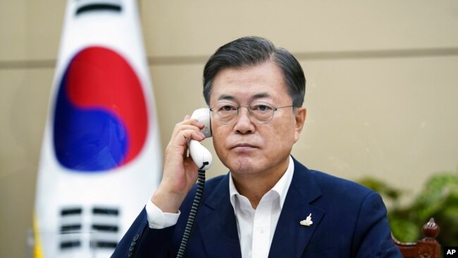 문재인 한국 대통령이 청와대 집무실에서 통화하고 있다. (자료사진)