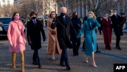 Presiden AS Joe Biden (tengah) didampingi Ibu Negara Jill Biden (kanan) dan keluarga Presiden, berjalan di Pennsylvania Avenue menuju Gedung Putih, Washington D.C., seusai pengambilan sumpah sebagai Presiden AS di Gedung Capitol, 20 Januari 2021. (Foto: dok). 