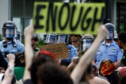 Manifestantes protesta en Filadelfia, Pennsylvania, por la muerte de George Floyd, el 1 de junio de 2020.