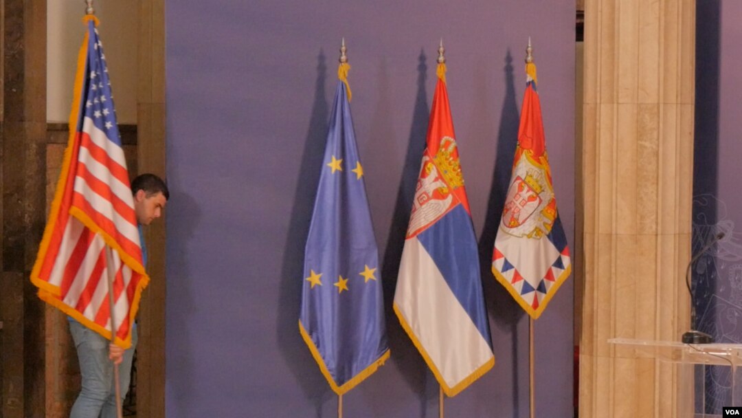 Zastave SAD, EU i Srbije u Predsedsništvu Srbije (Foto: VOA/Rade Ranković)
