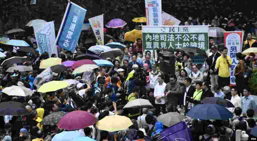 大批遊行人士在終點公民廣場集會（美國之音湯惠芸攝）