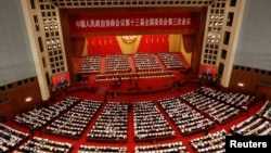 Pejabat dan delegasi China menghadiri sesi pembukaan Konferensi Konsultatif Politik Rakyat China (CPPCC) di Aula Besar Rakyat di Beijing, Cina 21 Mei 2020. (REUTERS / Carlos Garcia Rawlins)